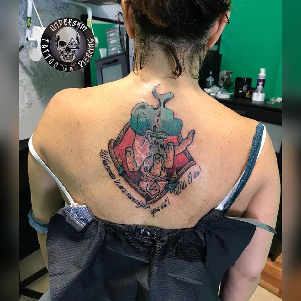 Tatuaggio colorato su schiena femminile