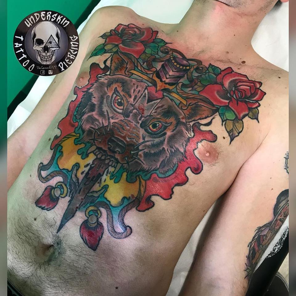 Tatuaggio colorato su pancia maschile