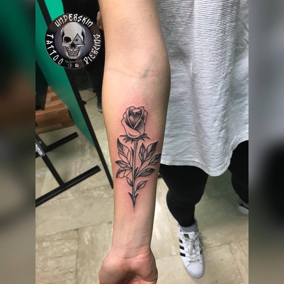 Braccio con tatuaggio in bianco e nero a forma di fiore