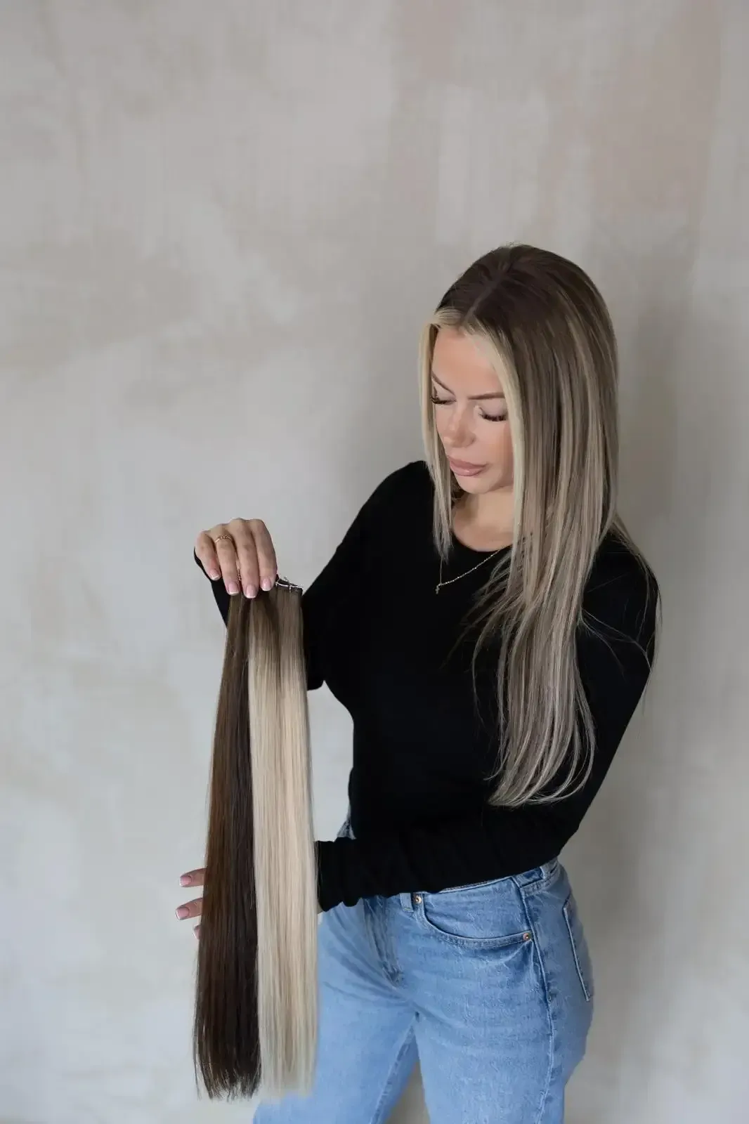 Jonge vrouw met lange hairextensions tot over de schouders