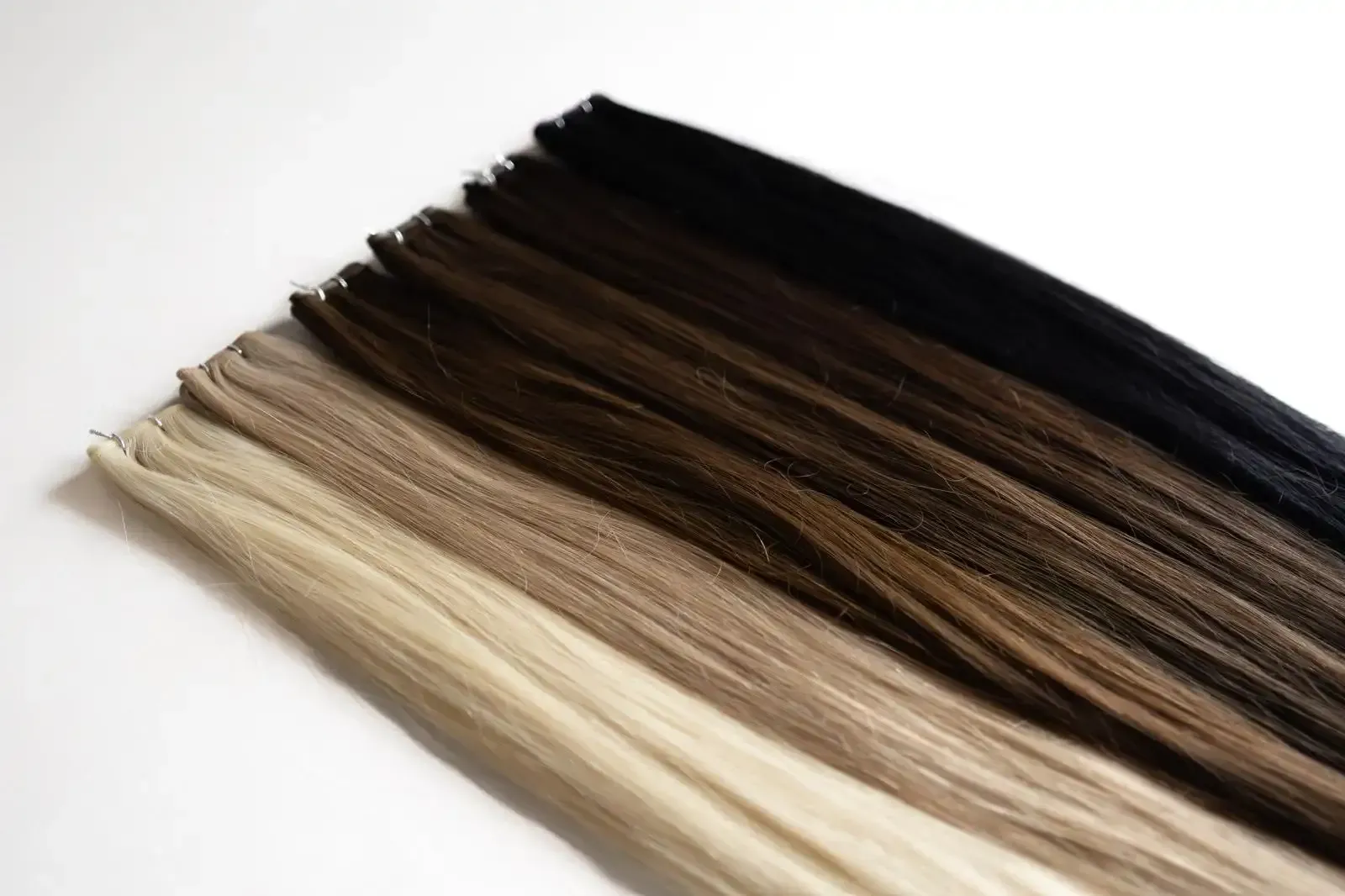 Extensions in verschillende kleuren die SP Hair aanbied.