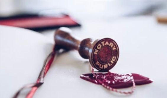 Ein Notarstempel liegt auf einem Stück Papier