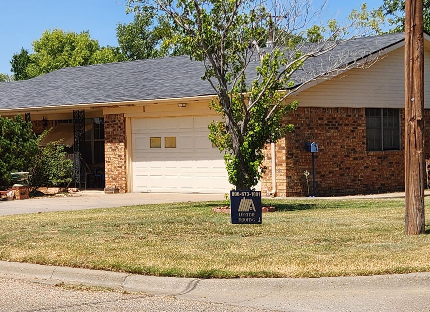 A house with a sign in front of it that says ' chase '