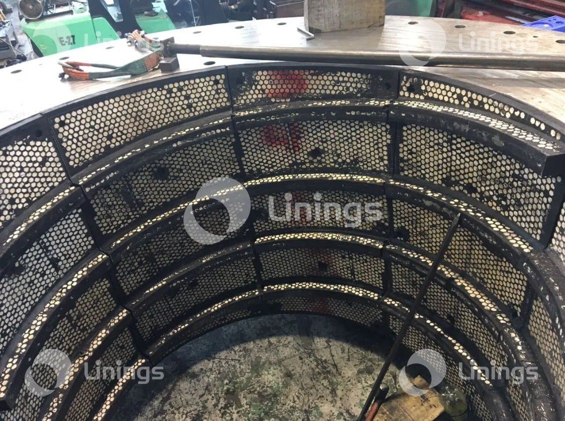 A metal cage with the word unings on it