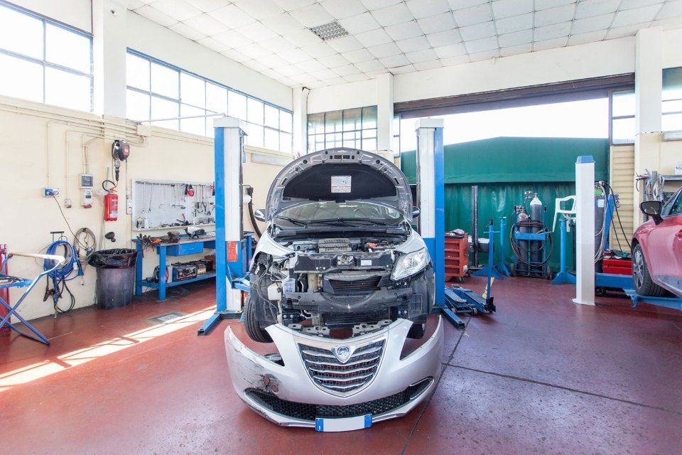 auto durante una riparazione in officina