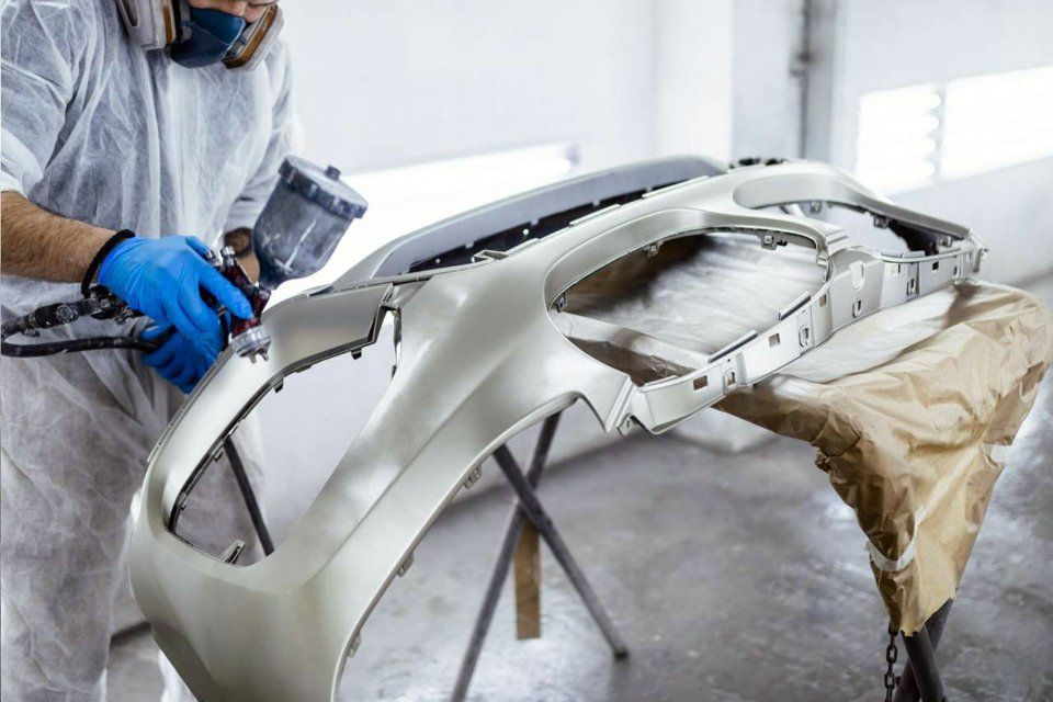 carrozziere durante una verniciatura