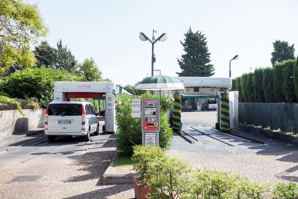 auto in fila in autolavaggio