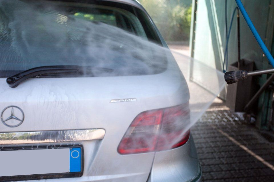 auto mentre viene lavata