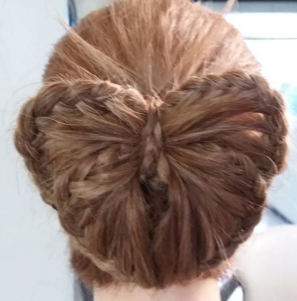 Acconciatura con capelli raccolti in trecce e trucco sposa