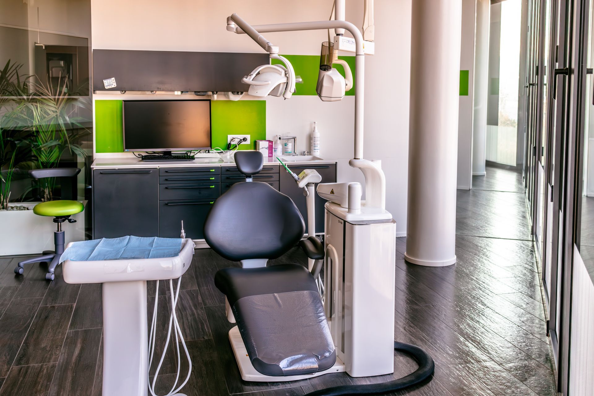Uno studio dentistico con una poltrona odontoiatrica e un computer.