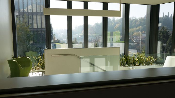 Una vista di un edificio attraverso una grande finestra