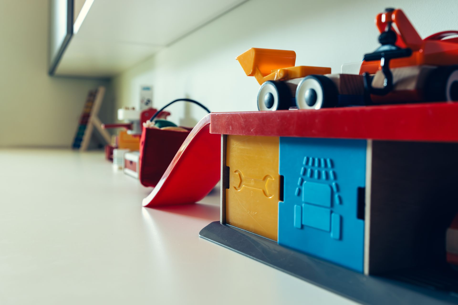 Un mucchio di macchinine giocattolo sono appoggiate su un tavolo