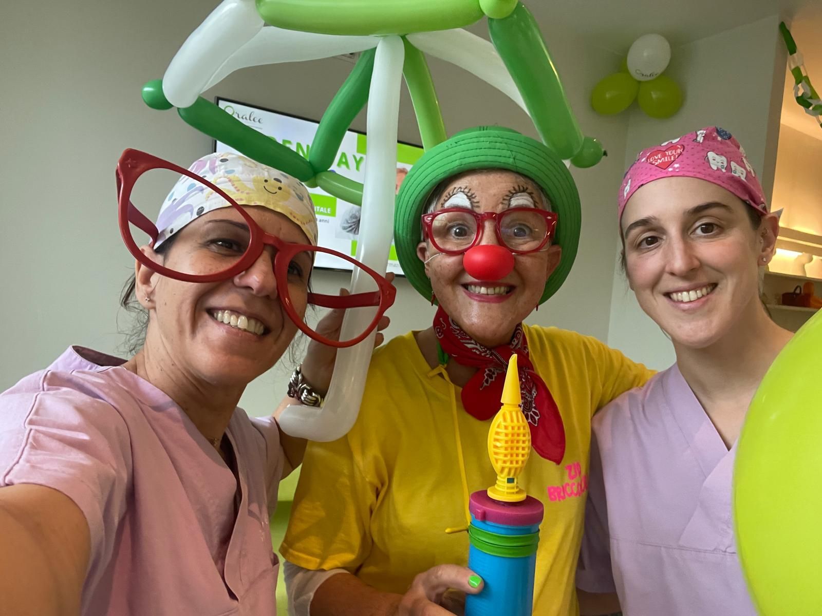 Tre donne vestite da clown posano per una foto.