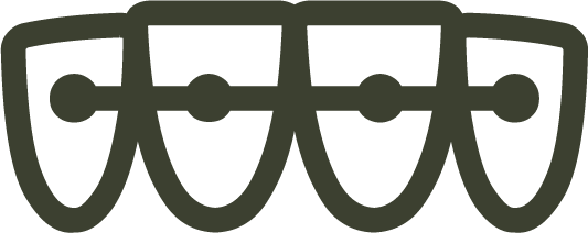 Un disegno in bianco e nero di uno scudo su uno sfondo bianco.