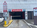 Un parcheggio con un cartello rosso che dice borgoberga