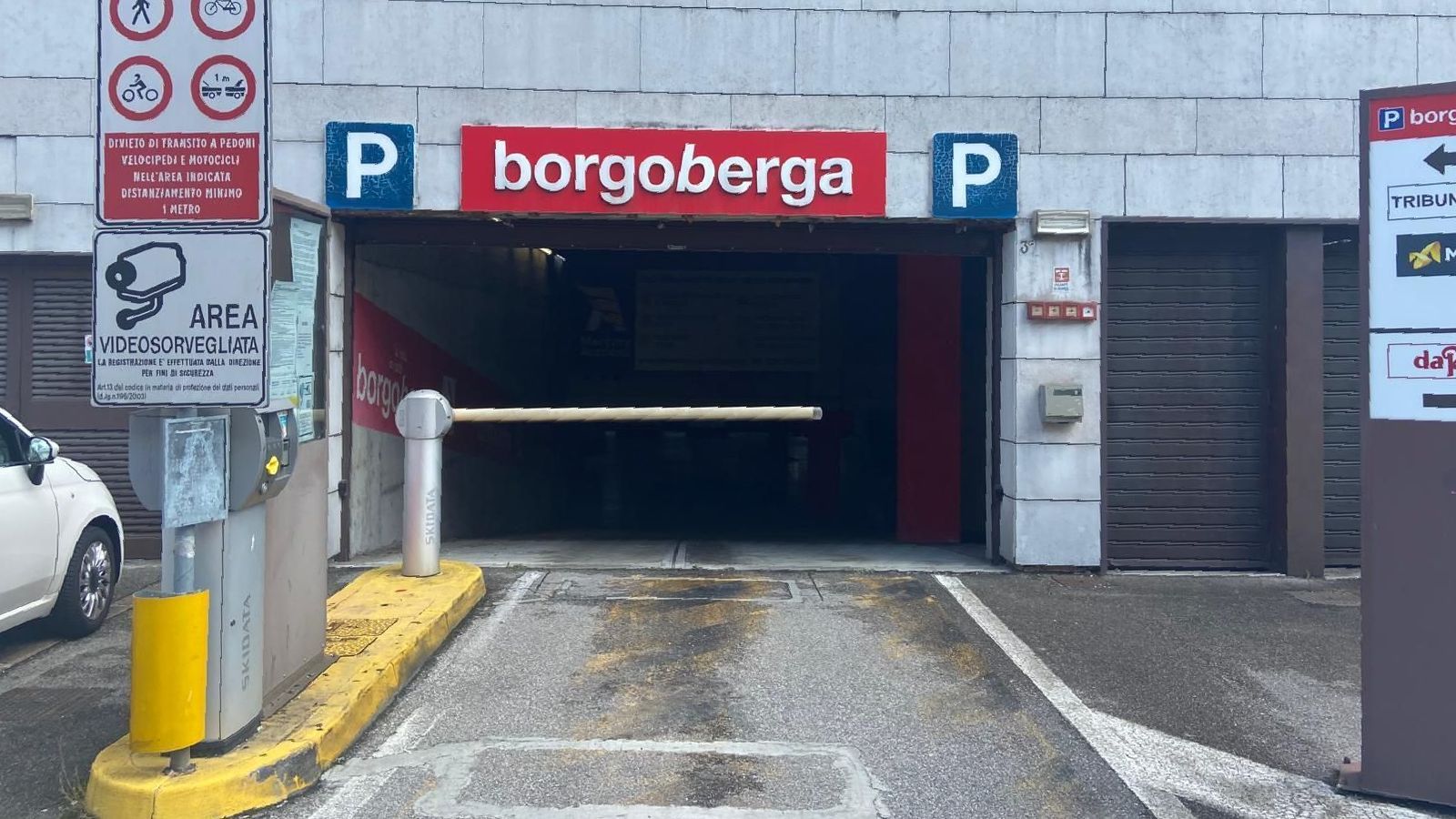 Un parcheggio con un cartello rosso che dice borgoberga