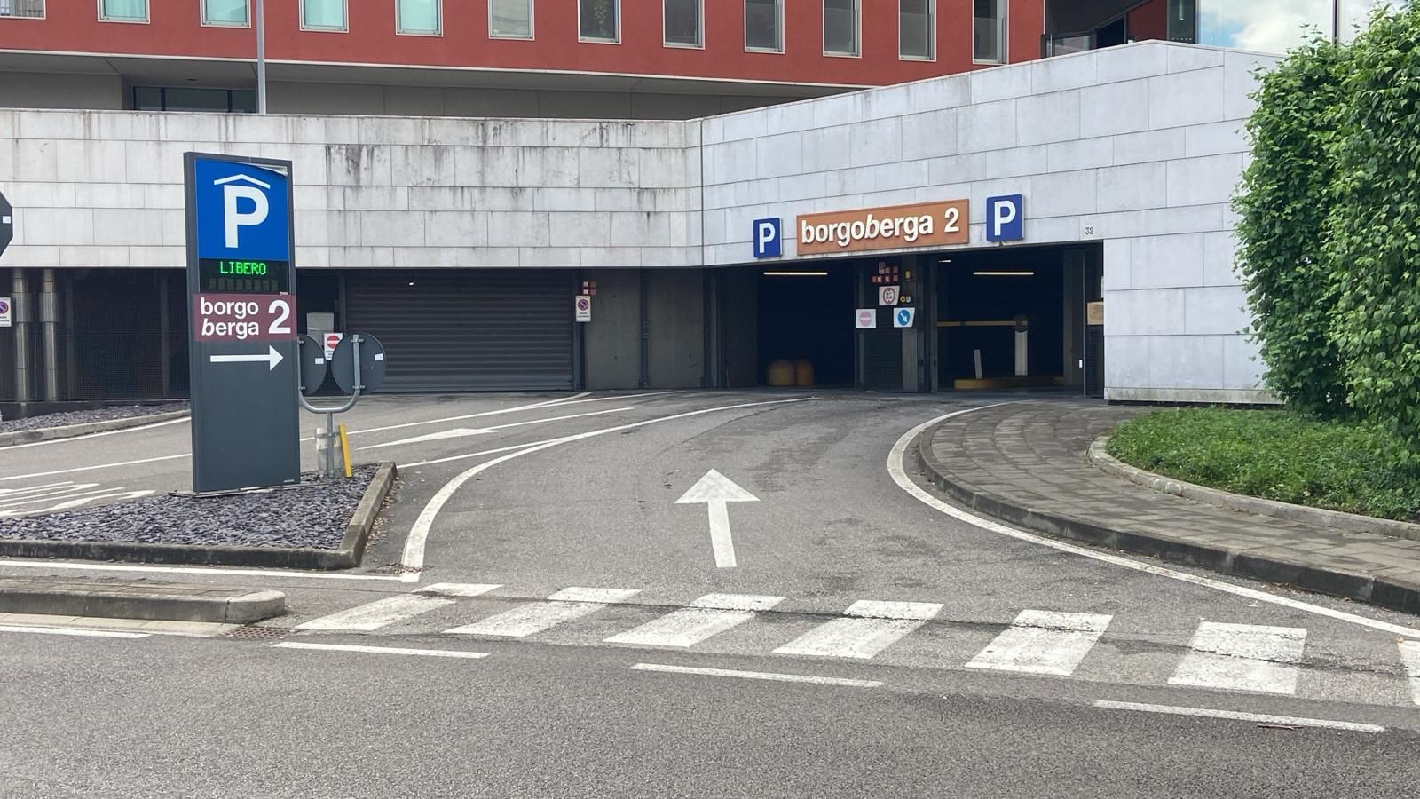 Un parcheggio con un cartello che dice p