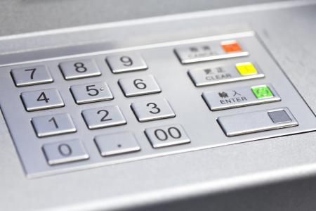 A close-up view of an ATM keypad with silver buttons and buttons for Cancel, Clear, and Enter in Chinese.