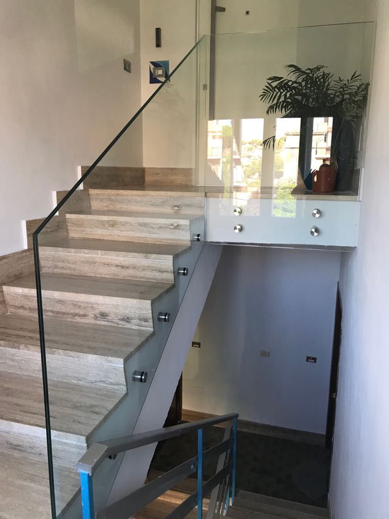parapetto scala realizzato in vetro