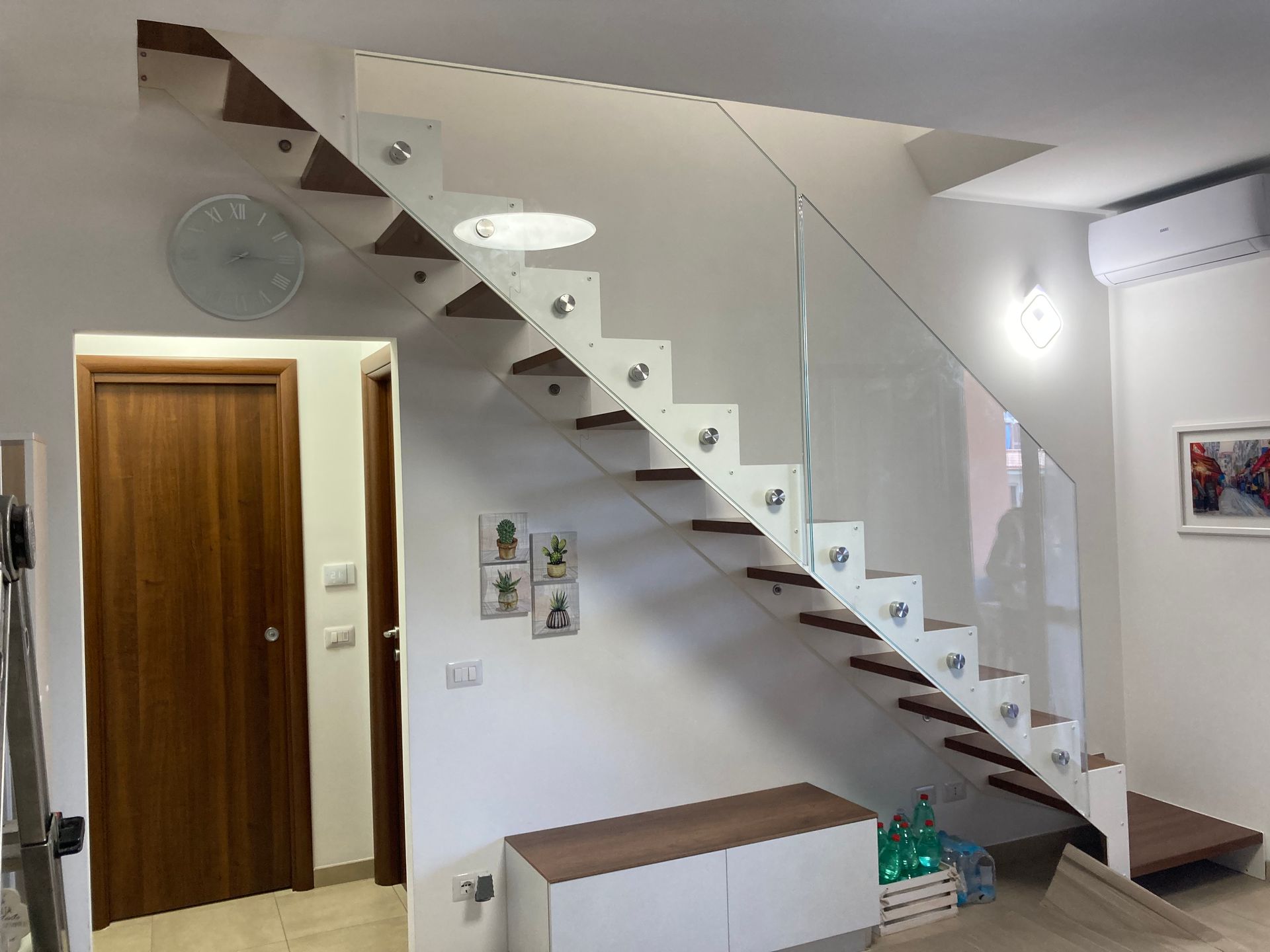 parapetto in vetro con supporti in acciaio