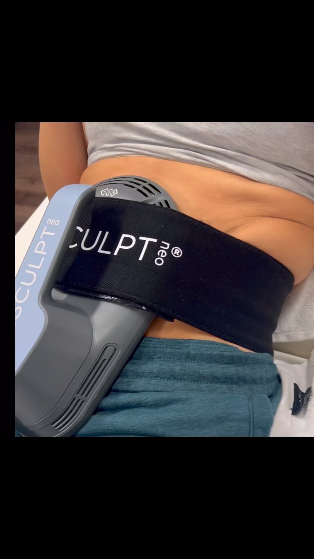 A woman is getting a sculpting treatment on her stomach.