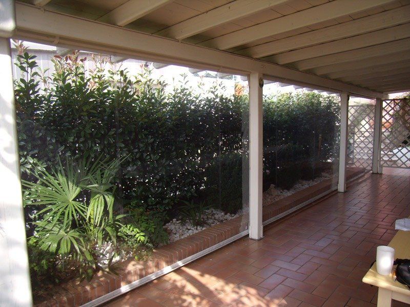 veranda con tenda avvolgibile
