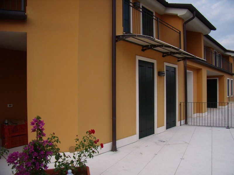 pensiline su palazzo residenziale