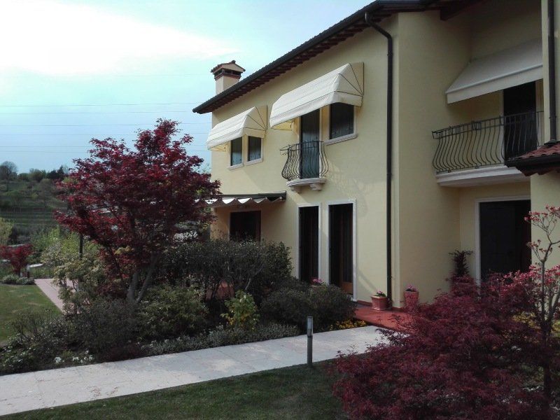 tende da sole a capottina per villetta