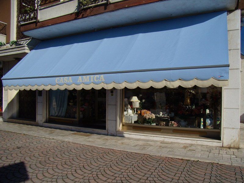 tendaggio per esercizio commerciale