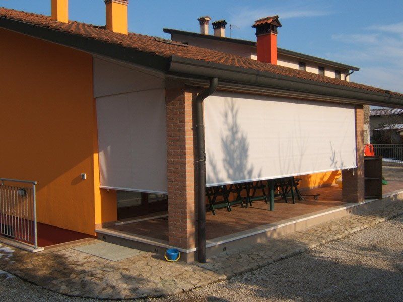 veranda con tende a rullo