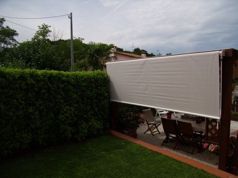 tendaggio a rullo in giardino