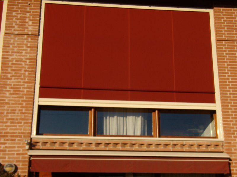 finestra con tenda a rullo
