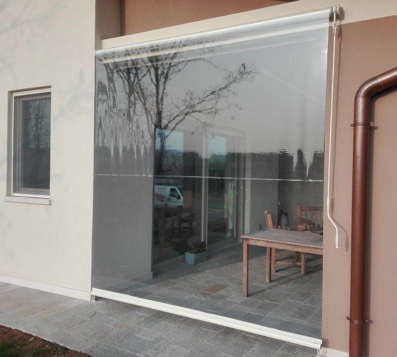 finestra con tenda da sole a rullo