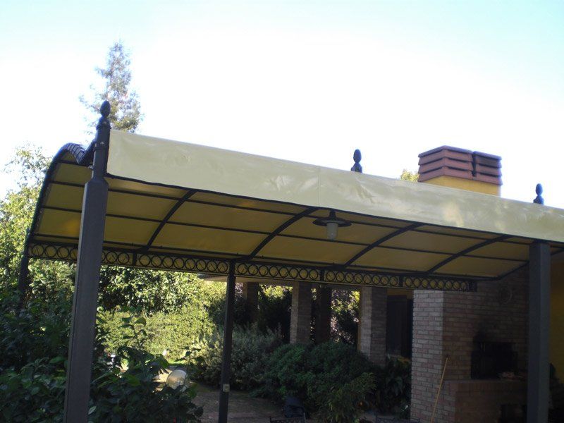 struttura in ferro con tendaggio da sole