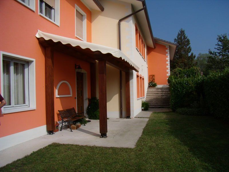 villetta con tettoia in legno