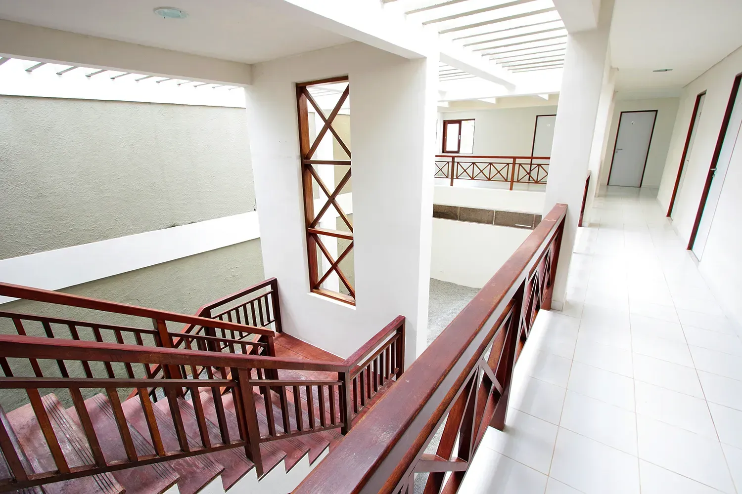 Uma escada em um prédio com corrimão de madeira