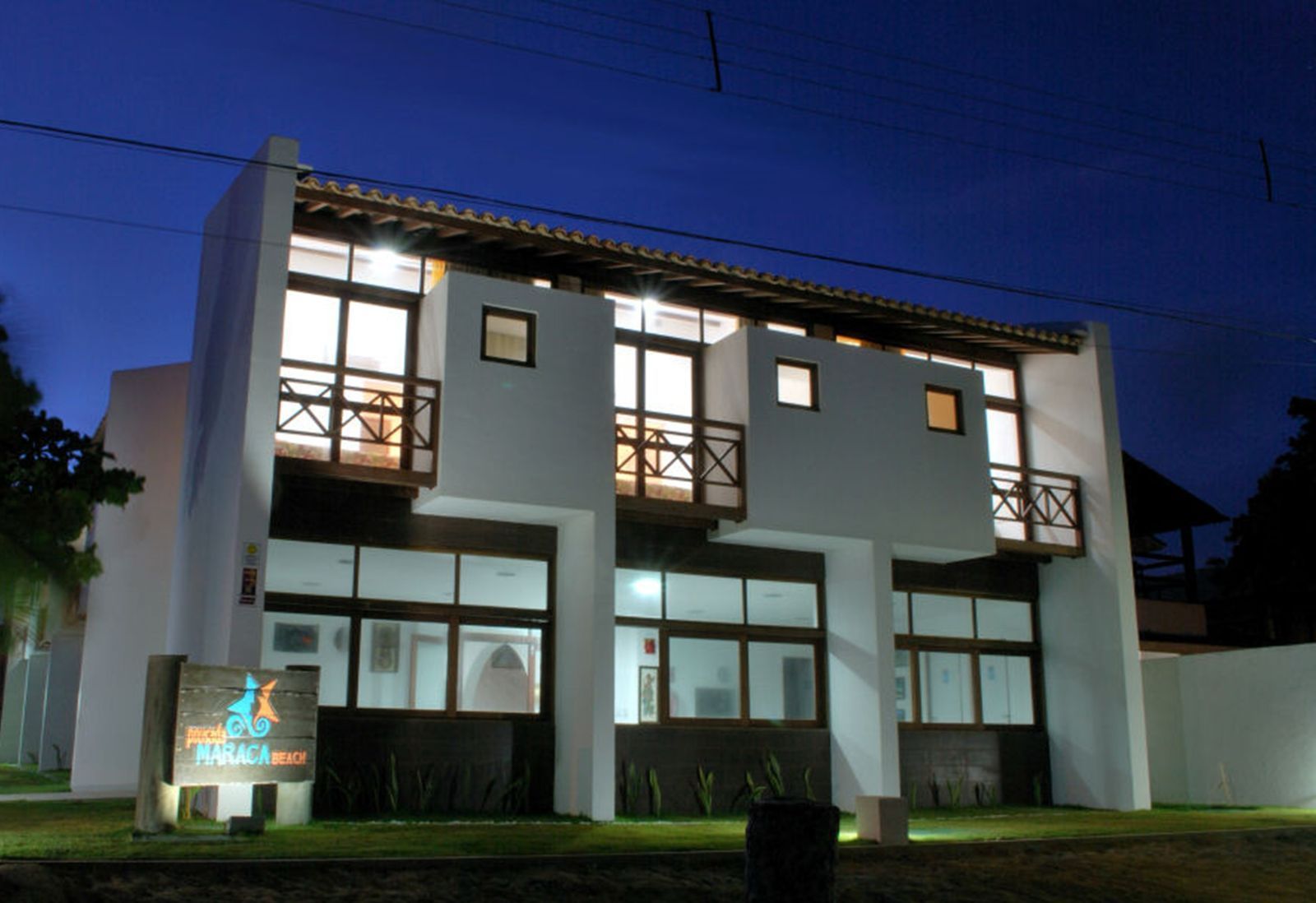 Um prédio com uma placa que diz maracá