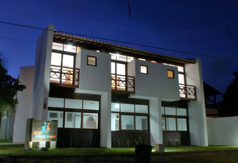 Um prédio com uma placa que diz maracá