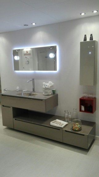 Bagno con complementi d'arredo su misura