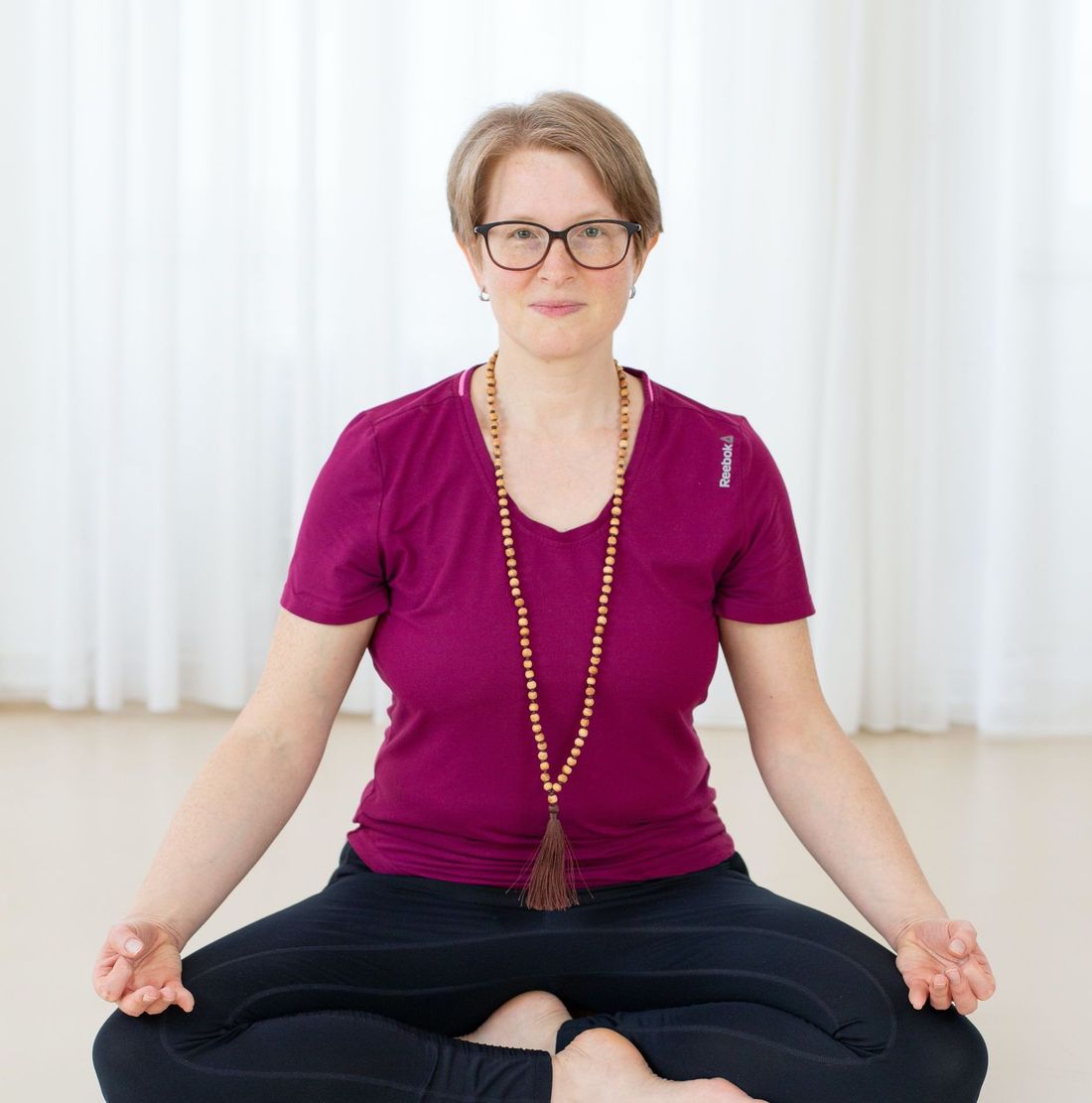 Eine Gruppe von Leuten macht Yoga in einem Fitnessstudio.