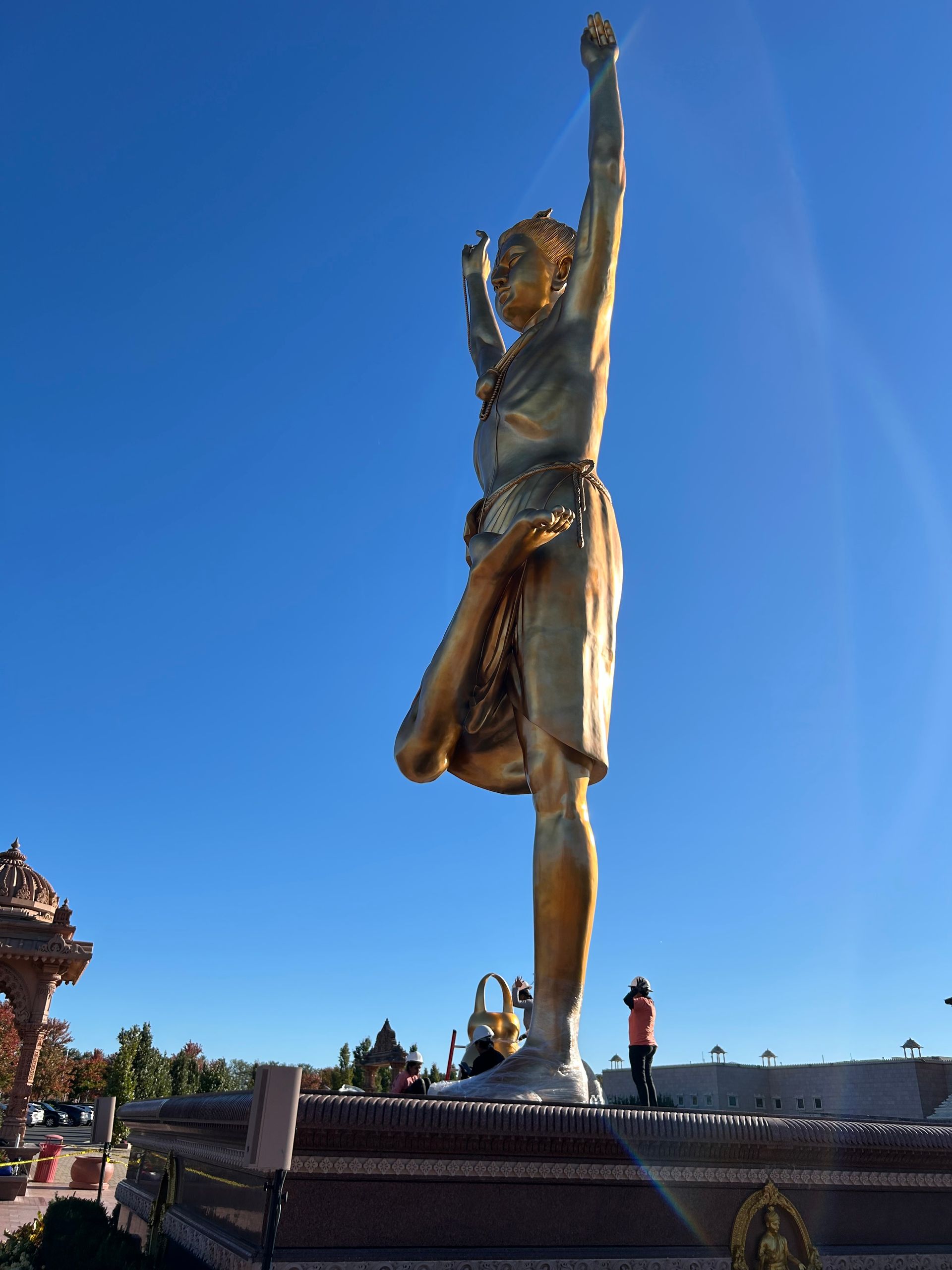 A statue of a man with his arm in the air