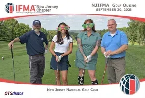 A group of people are posing for a picture on a golf course