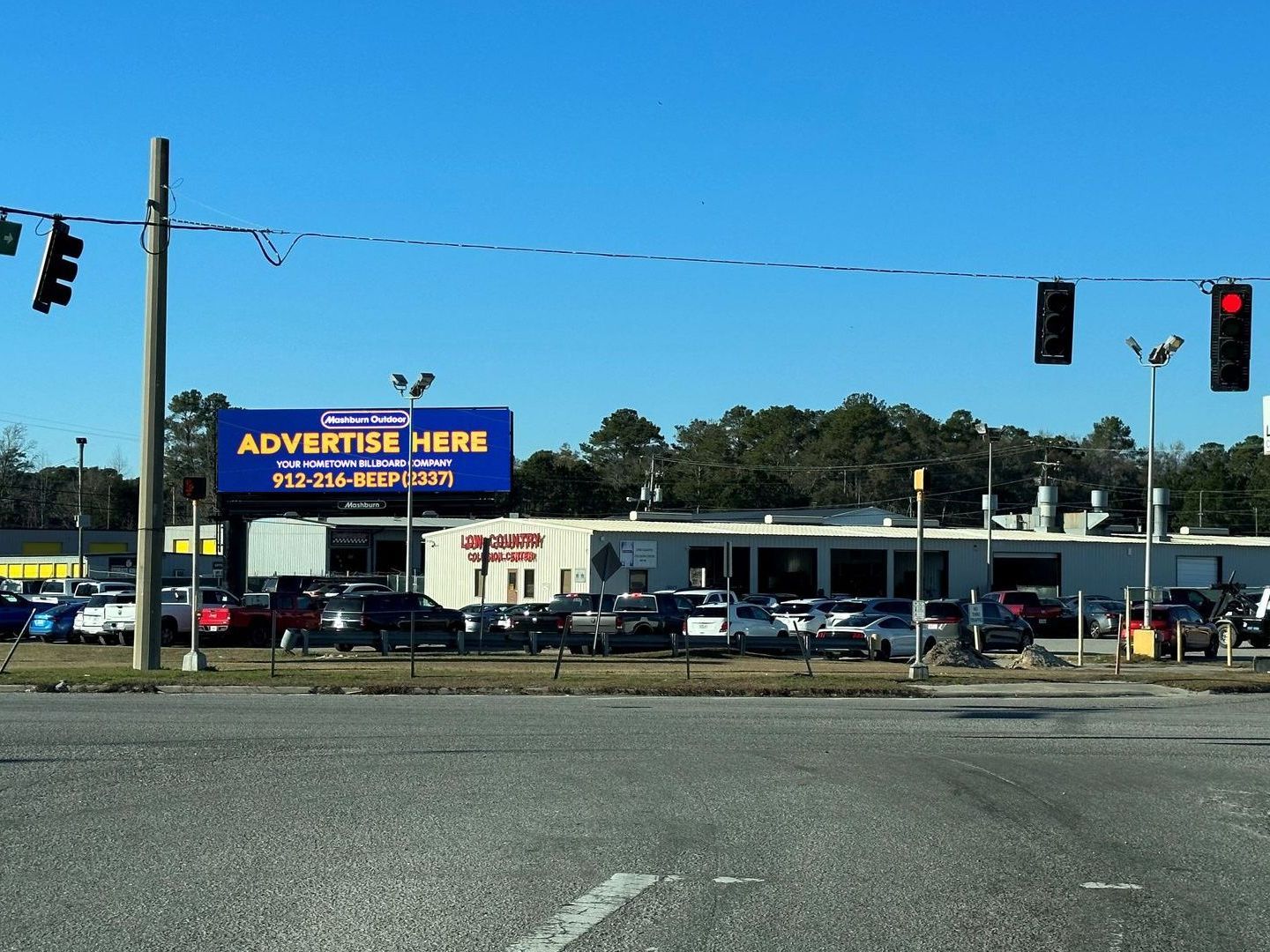 a blue sign that says advertise here on it