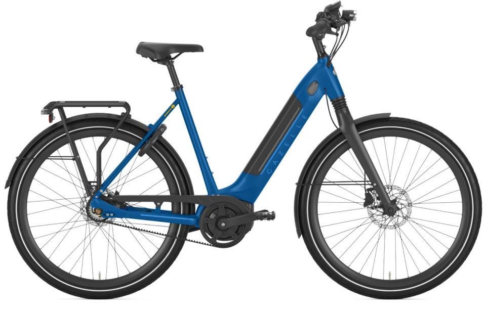 Blauwe Gazelle elektrische fiets met zwarte spatborden en bagagedrager.