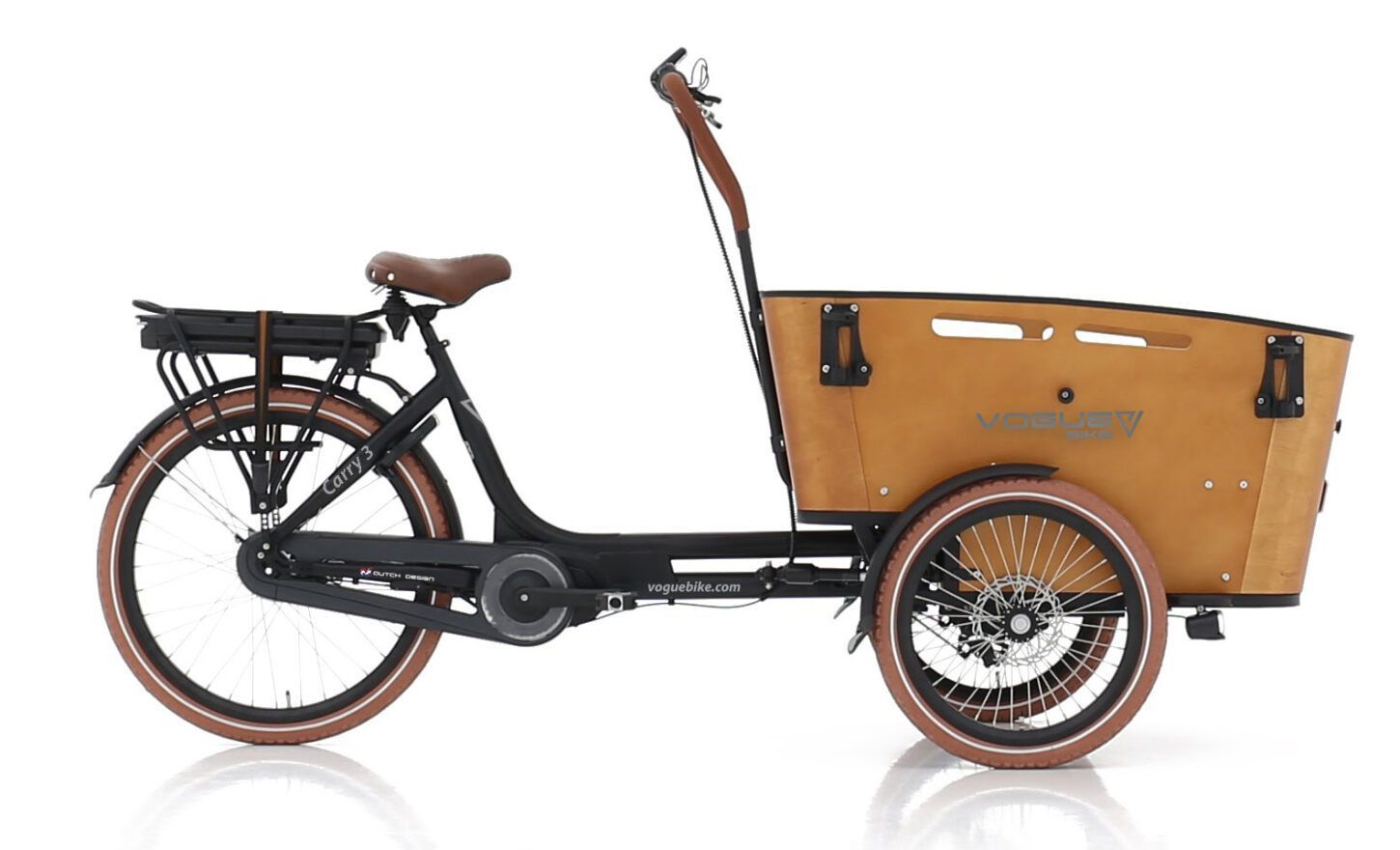 Zwarte elektrische bakfiets met een houten bak voorop, bruine banden en zadel, op een witte achtergrond.