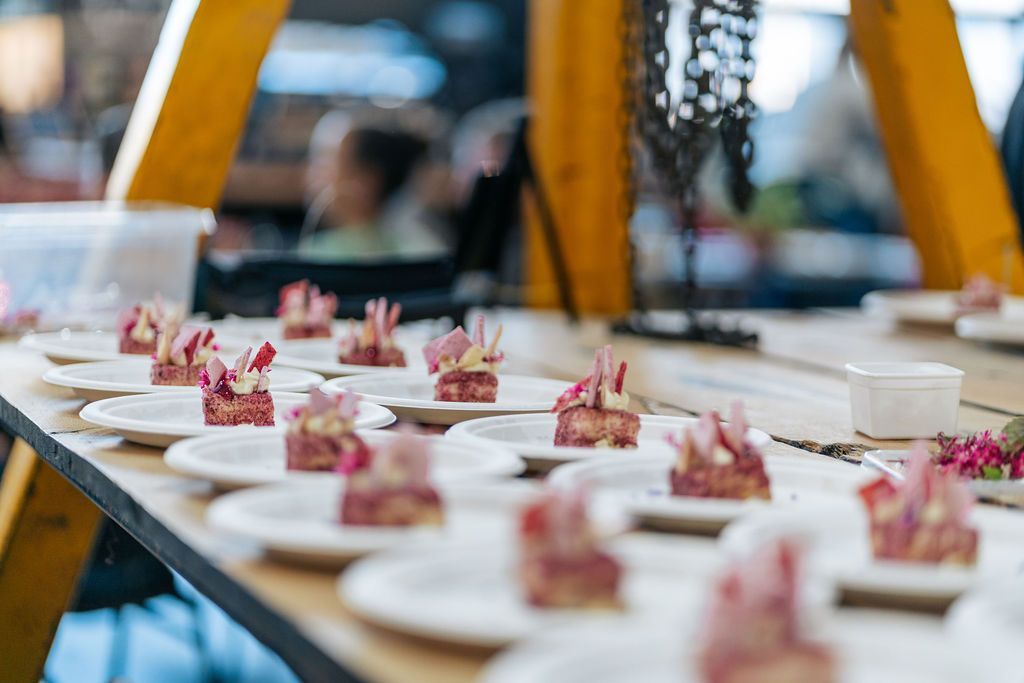 Een tafel met daarop borden met eten en desserts.