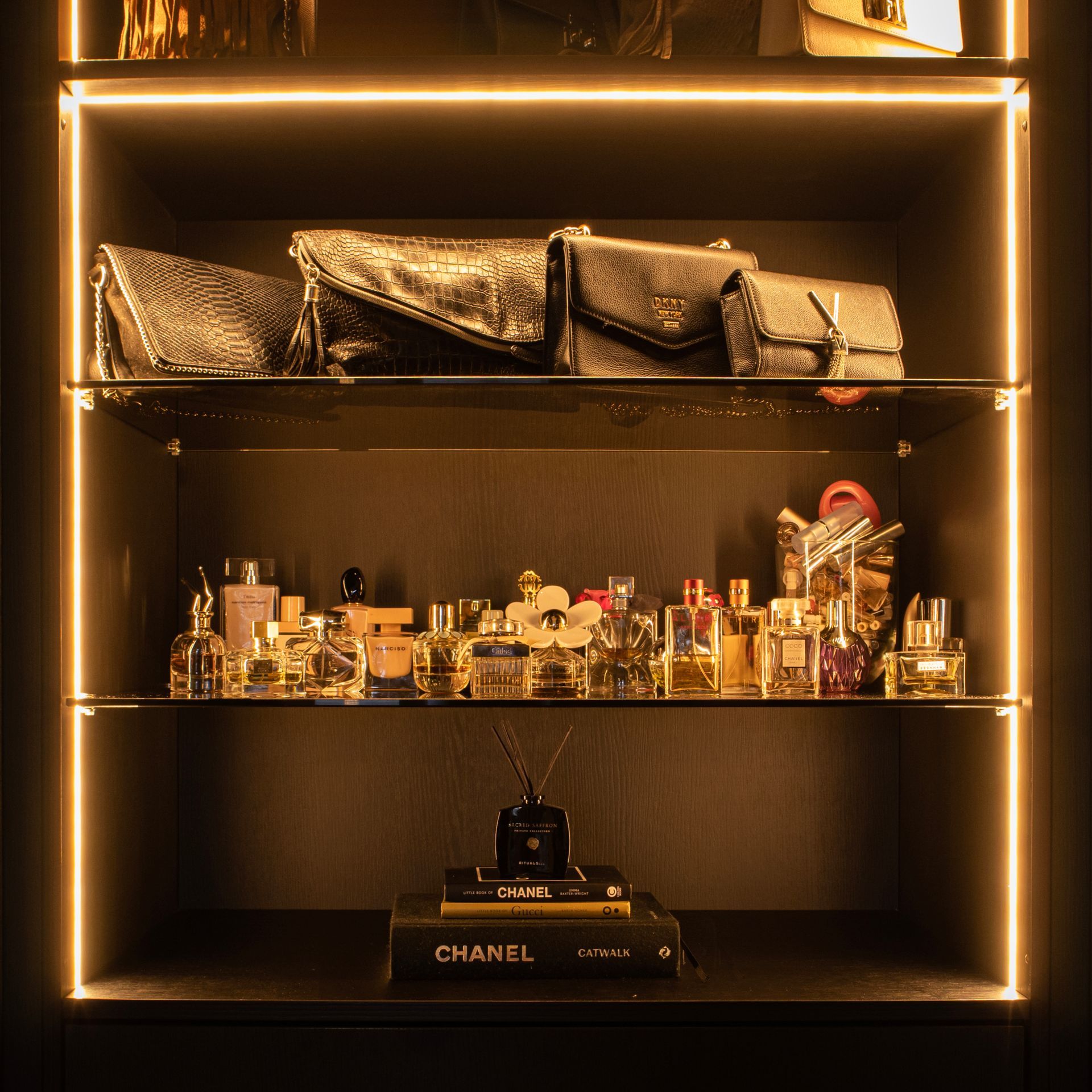 Een kast vol parfums en handtassen