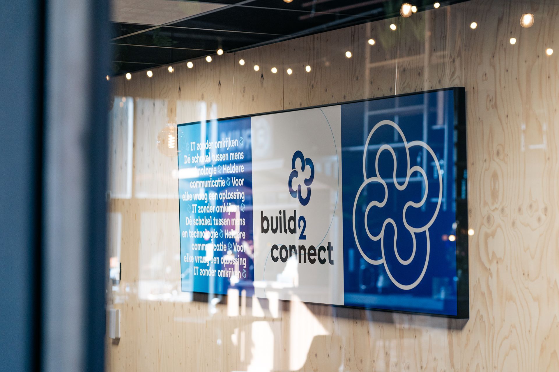 Een bordje aan de muur met de tekst Build2Connect