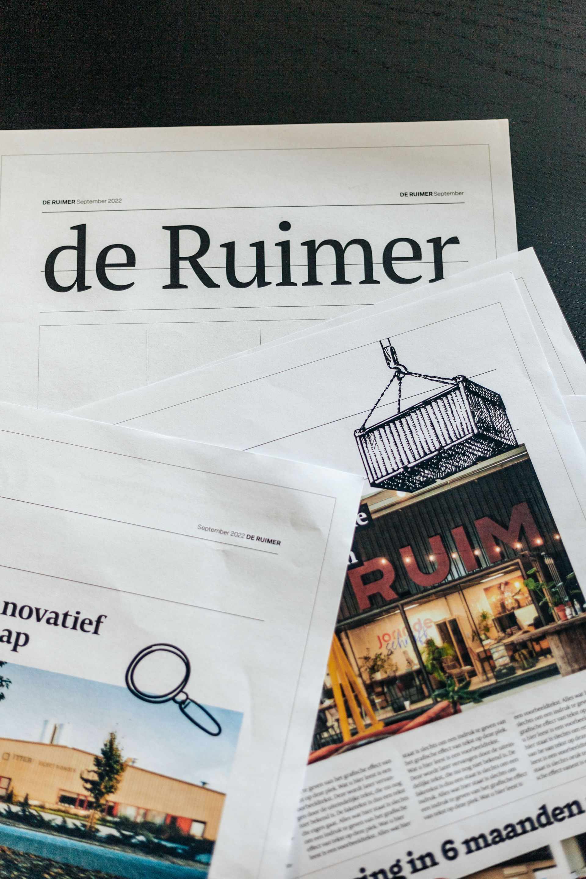 Op een tafel ligt een krant met de titel de ruimer