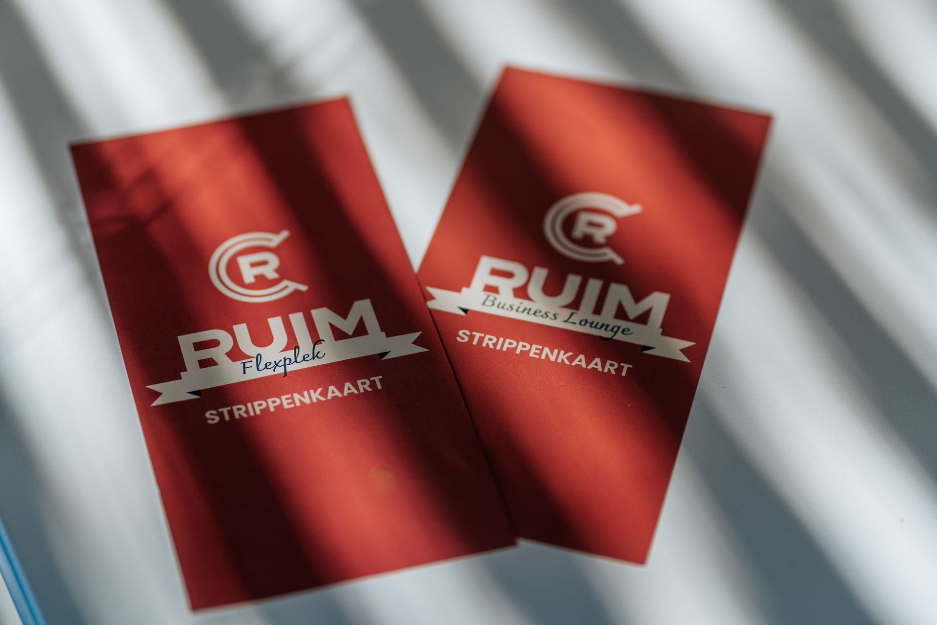 Twee rode visitekaartjes met het woord rum erop